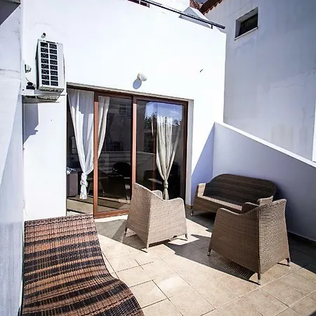 3 Costa Vernalli Apartment *
